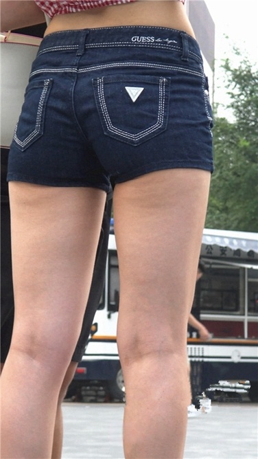 4K超清！紧身蓝牛热裤翘臀美熟女[MP4/3GB]