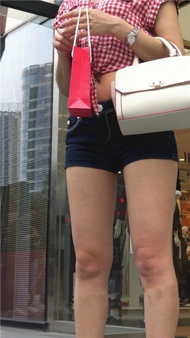 4K超清！紧身蓝牛热裤翘臀美熟女[MP4/3GB]