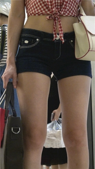 4K超清！紧身蓝牛热裤翘臀美熟女[MP4/3GB]