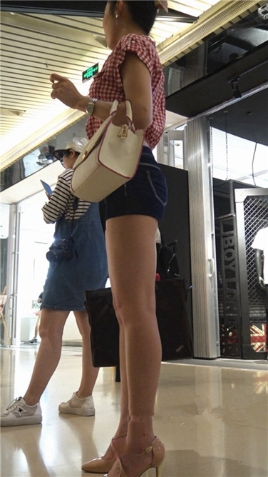 4K超清！紧身蓝牛热裤翘臀美熟女[MP4/3GB]