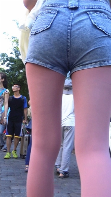 罕见的粉色SW高挑凉帽美女[MP4/1GB]