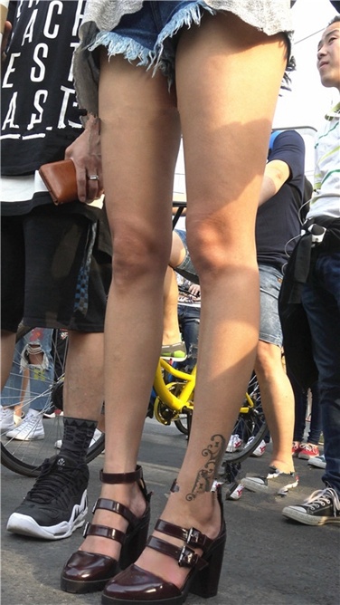 4K超清视频！极品大长腿高跟墨镜美MM[MP4/2GB]