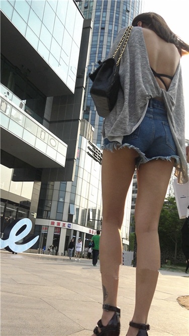 4K超清视频！极品大长腿高跟墨镜美MM[MP4/2GB]