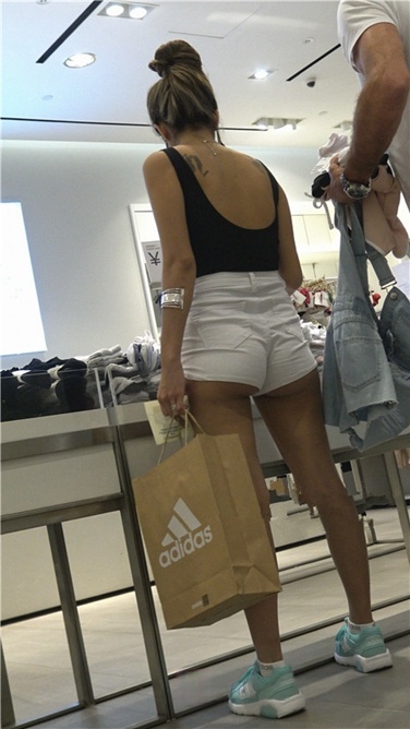 4K超清视频！超性感开背超短白热裤野xing纹身美女[MP4/1.5GB]