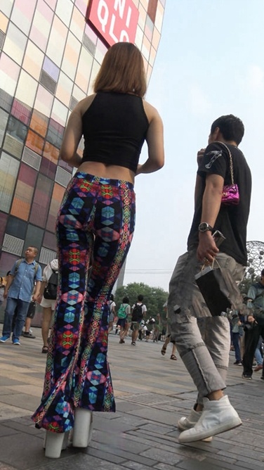 4K超清视频！高挑紧身花裤[MP4/500MB]