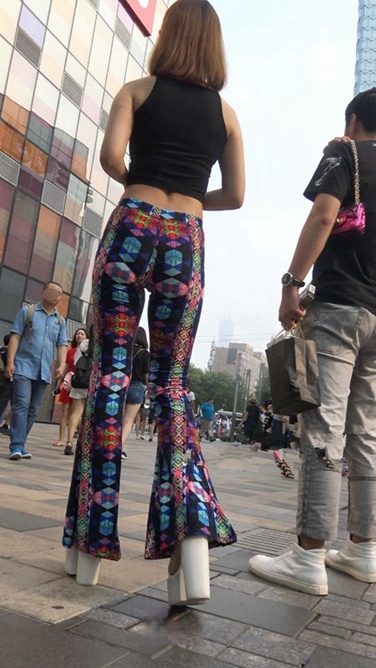 4K超清视频！高挑紧身花裤[MP4/500MB]