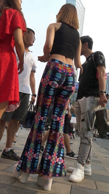 4K超清视频！高挑紧身花裤[MP4/500MB]