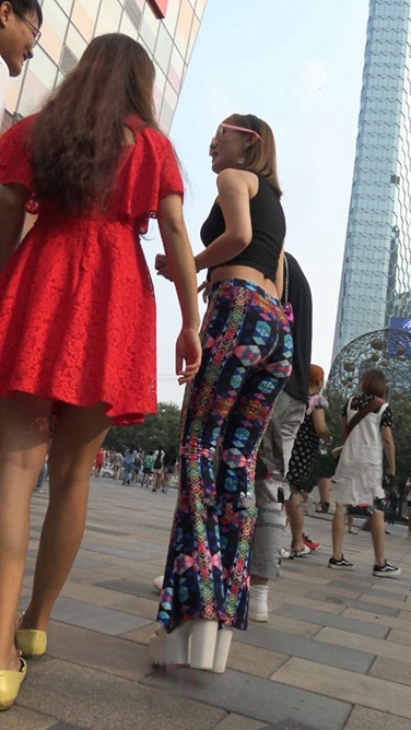 4K超清视频！高挑紧身花裤[MP4/500MB]