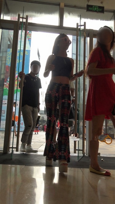 4K超清视频！高挑紧身花裤[MP4/500MB]