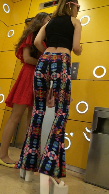 4K超清视频！高挑紧身花裤[MP4/500MB]