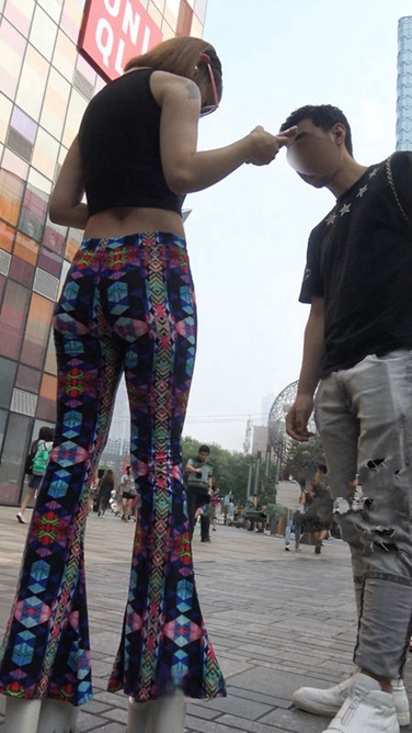 4K超清视频！高挑紧身花裤[MP4/500MB]