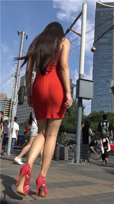 4K超清视频！蓝天下的一抹艳红[MP4/1.8GB]