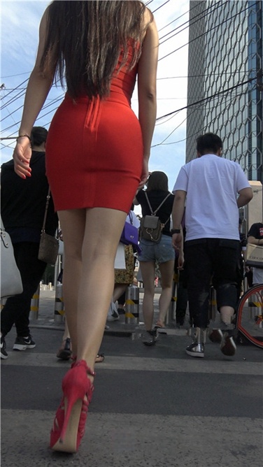 4K超清视频！蓝天下的一抹艳红[MP4/1.8GB]