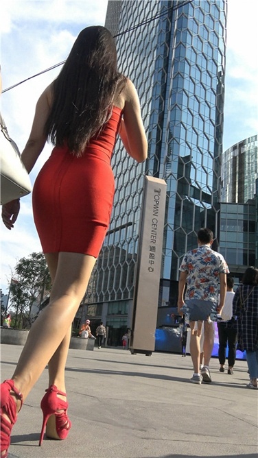 4K超清视频！蓝天下的一抹艳红[MP4/1.8GB]