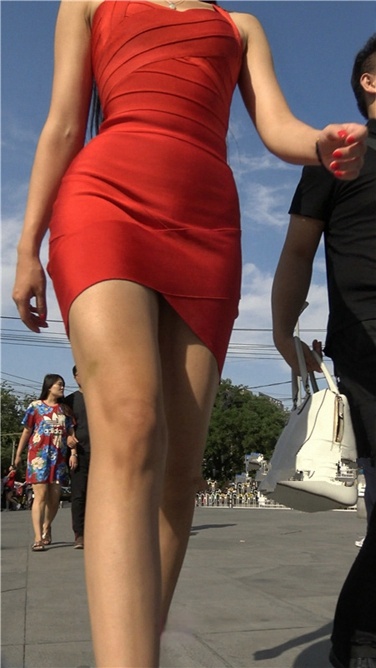 4K超清视频！蓝天下的一抹艳红[MP4/1.8GB]