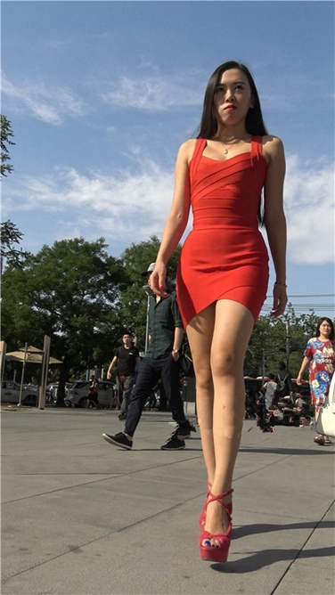 4K超清视频！蓝天下的一抹艳红[MP4/1.8GB]