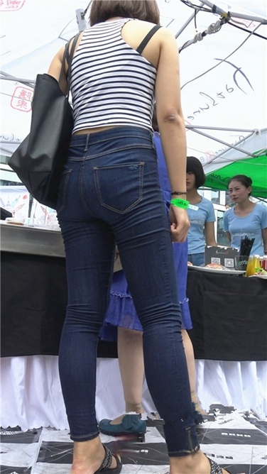 吃货节上的紧身牛仔翘臀美女[MP4/1GB]