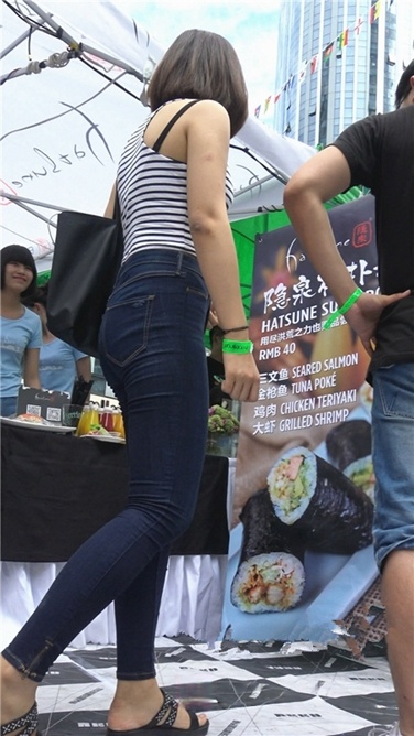 吃货节上的紧身牛仔翘臀美女[MP4/1GB]