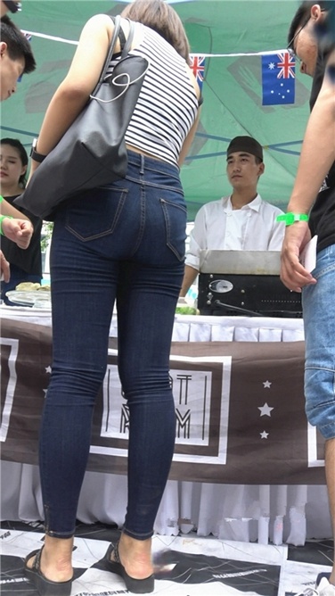 吃货节上的紧身牛仔翘臀美女[MP4/1GB]