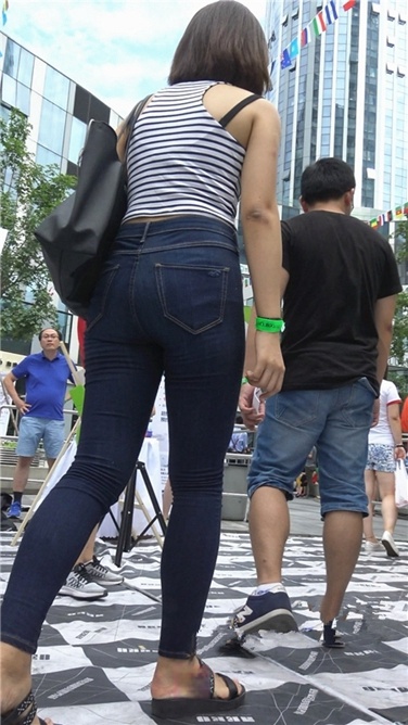 吃货节上的紧身牛仔翘臀美女[MP4/1GB]