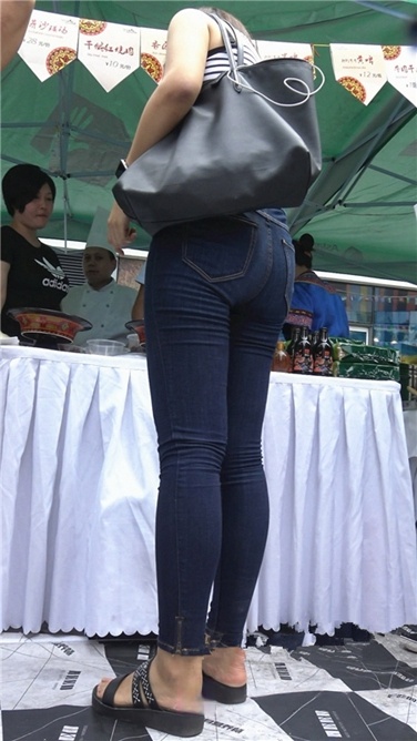 吃货节上的紧身牛仔翘臀美女[MP4/1GB]