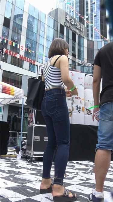 吃货节上的紧身牛仔翘臀美女[MP4/1GB]