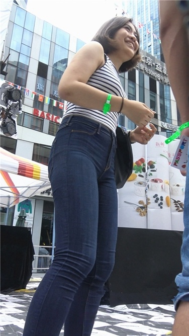 吃货节上的紧身牛仔翘臀美女[MP4/1GB]