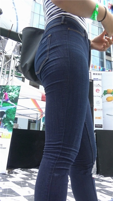 吃货节上的紧身牛仔翘臀美女[MP4/1GB]