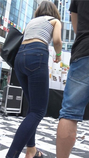 吃货节上的紧身牛仔翘臀美女[MP4/1GB]