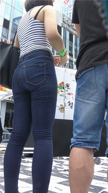 吃货节上的紧身牛仔翘臀美女[MP4/1GB]