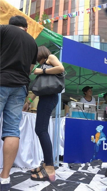 吃货节上的紧身牛仔翘臀美女[MP4/1GB]