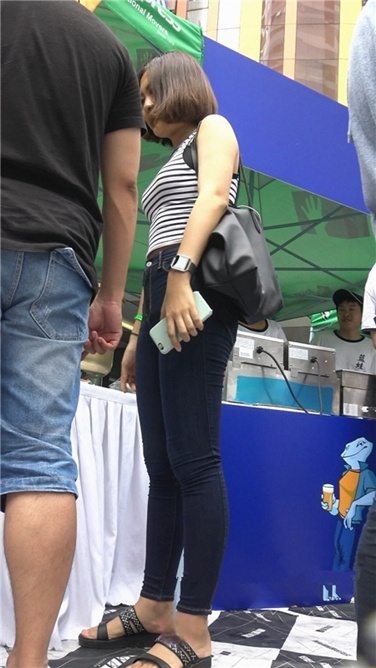 吃货节上的紧身牛仔翘臀美女[MP4/1GB]