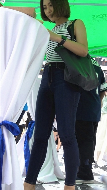 吃货节上的紧身牛仔翘臀美女[MP4/1GB]