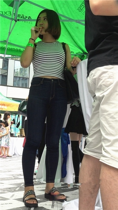 吃货节上的紧身牛仔翘臀美女[MP4/1GB]