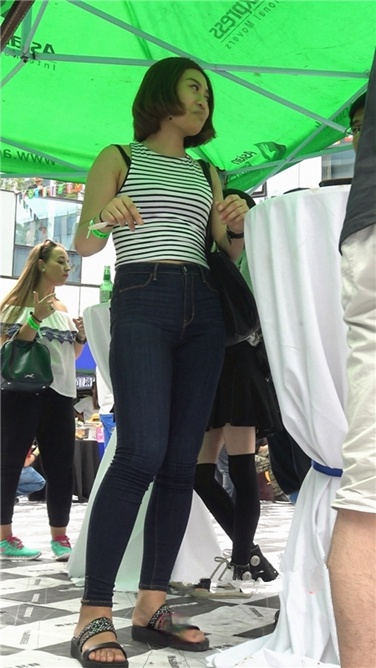 吃货节上的紧身牛仔翘臀美女[MP4/1GB]