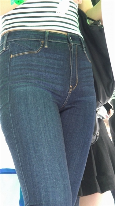 吃货节上的紧身牛仔翘臀美女[MP4/1GB]