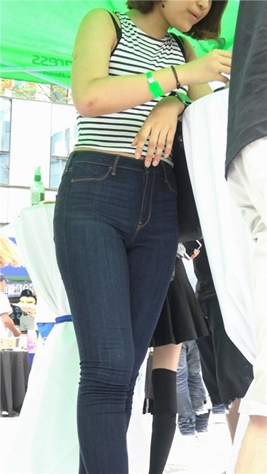 吃货节上的紧身牛仔翘臀美女[MP4/1GB]