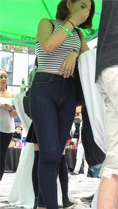 吃货节上的紧身牛仔翘臀美女[MP4/1GB]