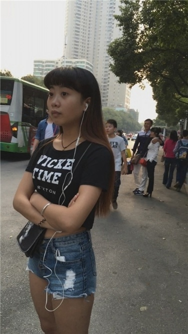 等公交车的牛仔热裤美女[MP4/1GB]