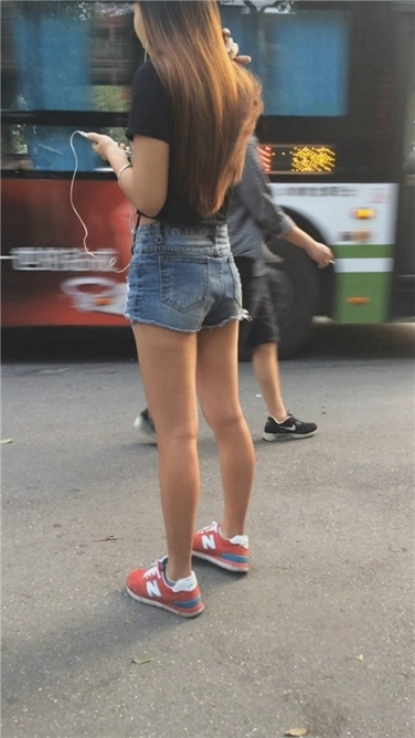 等公交车的牛仔热裤美女[MP4/1GB]