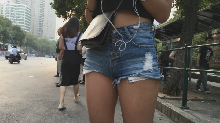 等公交车的牛仔热裤美女[MP4/1GB]