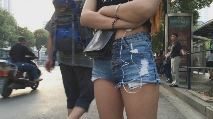 等公交车的牛仔热裤美女[MP4/1GB]
