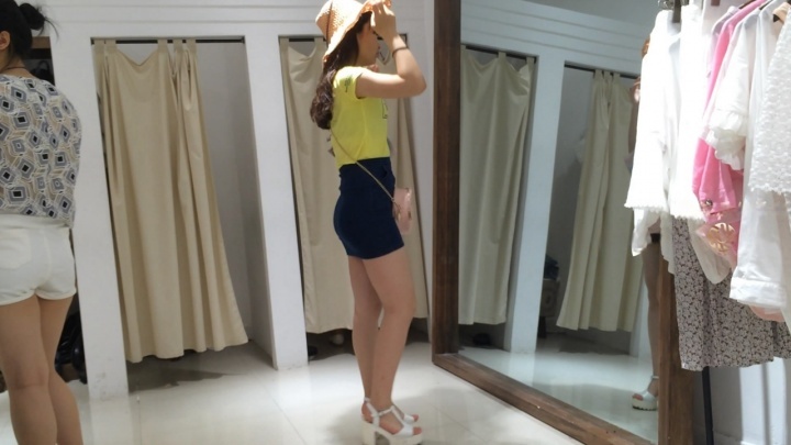 翘臀牛仔裙小妹[MP4/1GB]