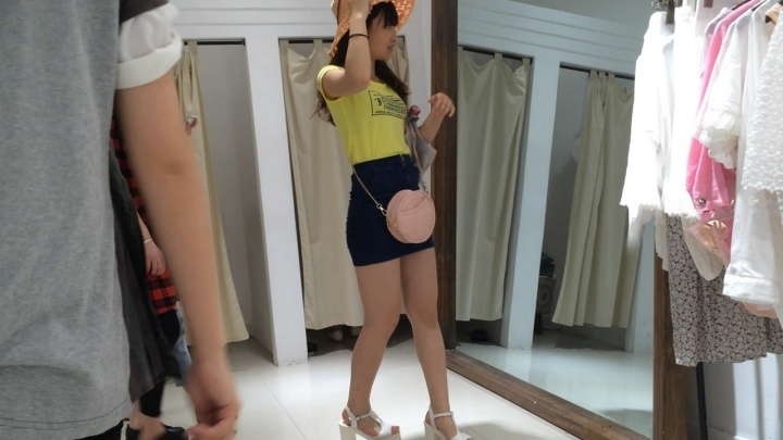 翘臀牛仔裙小妹[MP4/1GB]