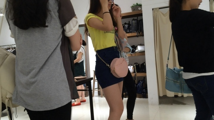 翘臀牛仔裙小妹[MP4/1GB]