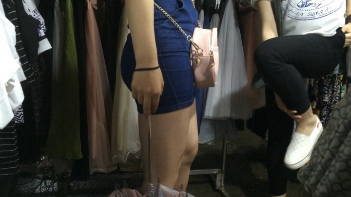 翘臀牛仔裙小妹[MP4/1GB]