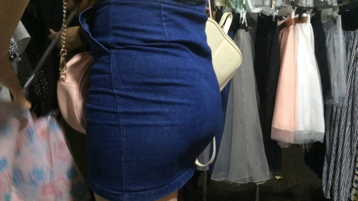 翘臀牛仔裙小妹[MP4/1GB]