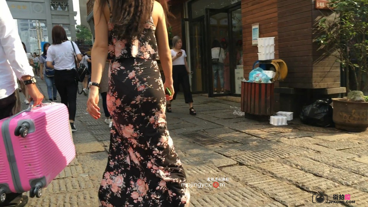 牡丹贴身长裙曼妙身材美女[MP4/2GB]