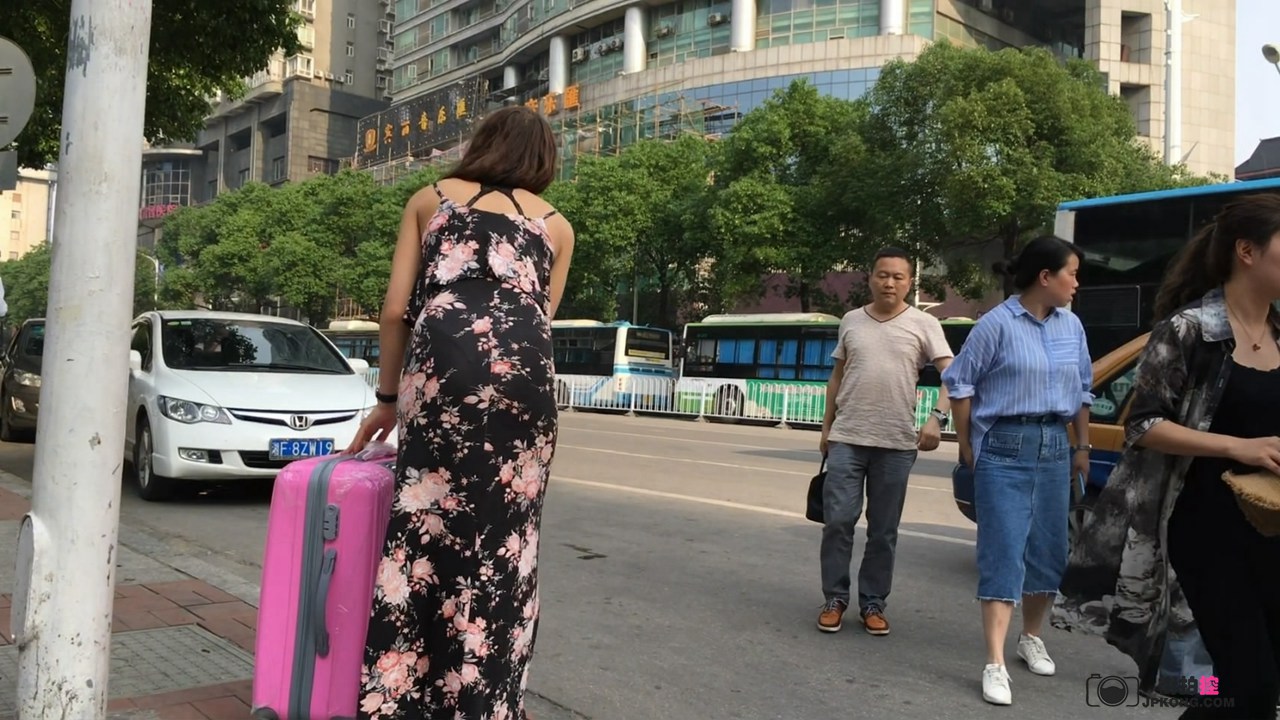 牡丹贴身长裙曼妙身材美女[MP4/2GB]