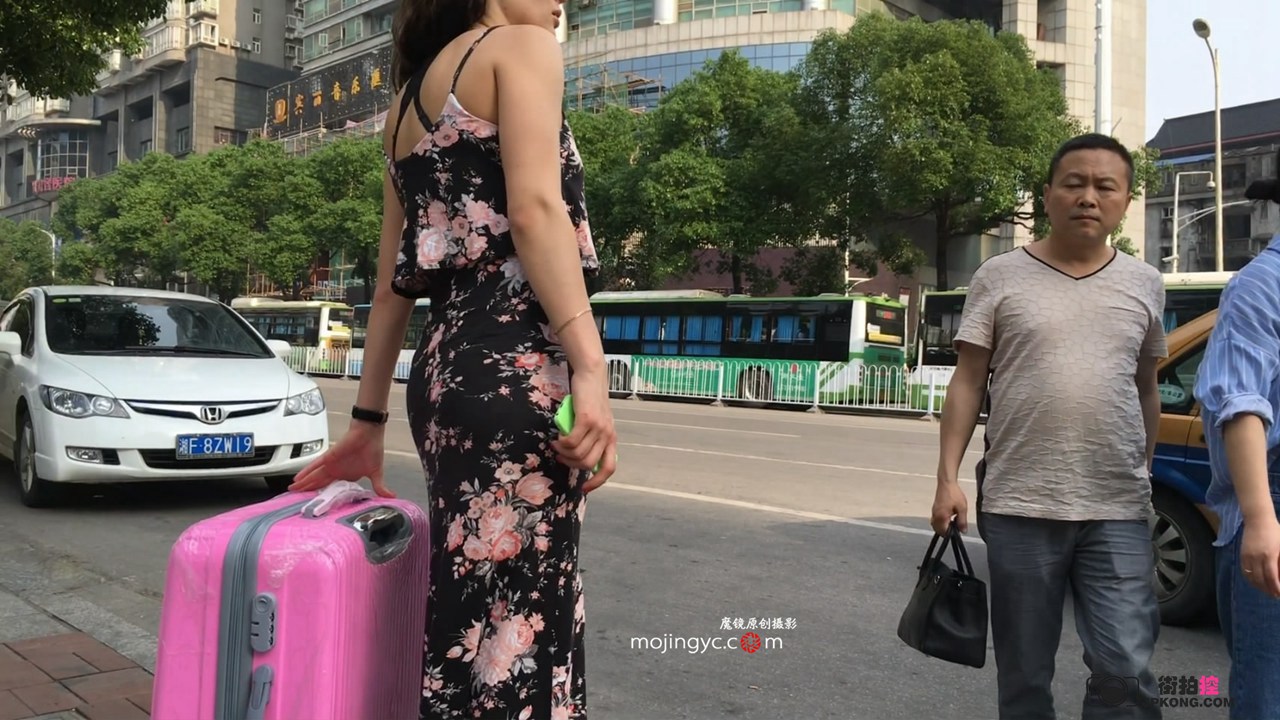 牡丹贴身长裙曼妙身材美女[MP4/2GB]